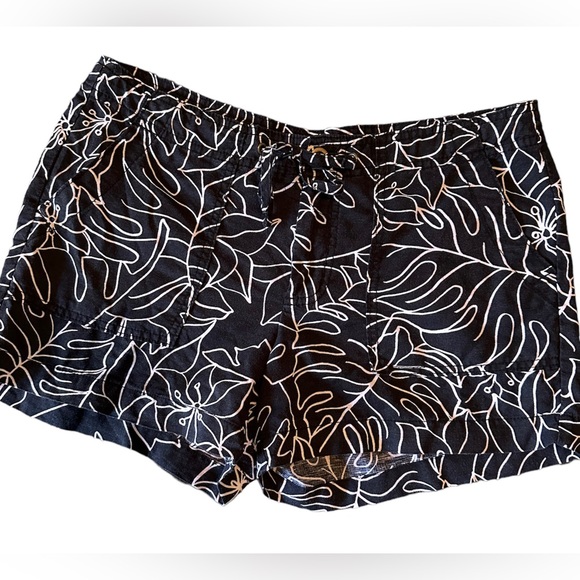 571. Women’s Gap Monstera jungle Black & White tie string Shorts Sz 6 - Picture 1 of 6